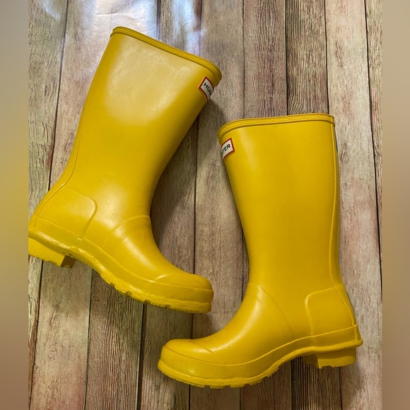 Hunter Boys/Girls Youth Classic Tall Yellow Boots | Sizes 3(Boy) 4(Girl) - Picture 6 of 14